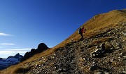 55 In ripida salita verso la vetta del Madonnino